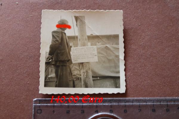 altes Foto - erhängter Partisan -  Schild